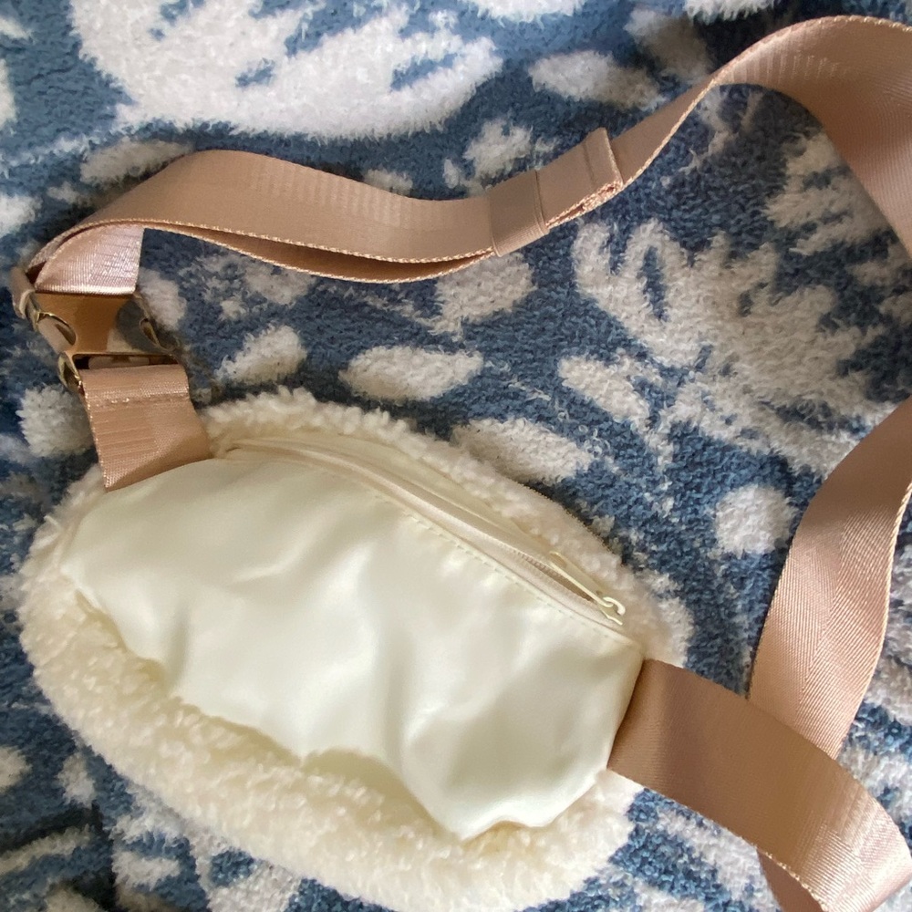 Sherpa Ivory Crossbody Bag with rose gold strap NEW - Picture 2 of 5